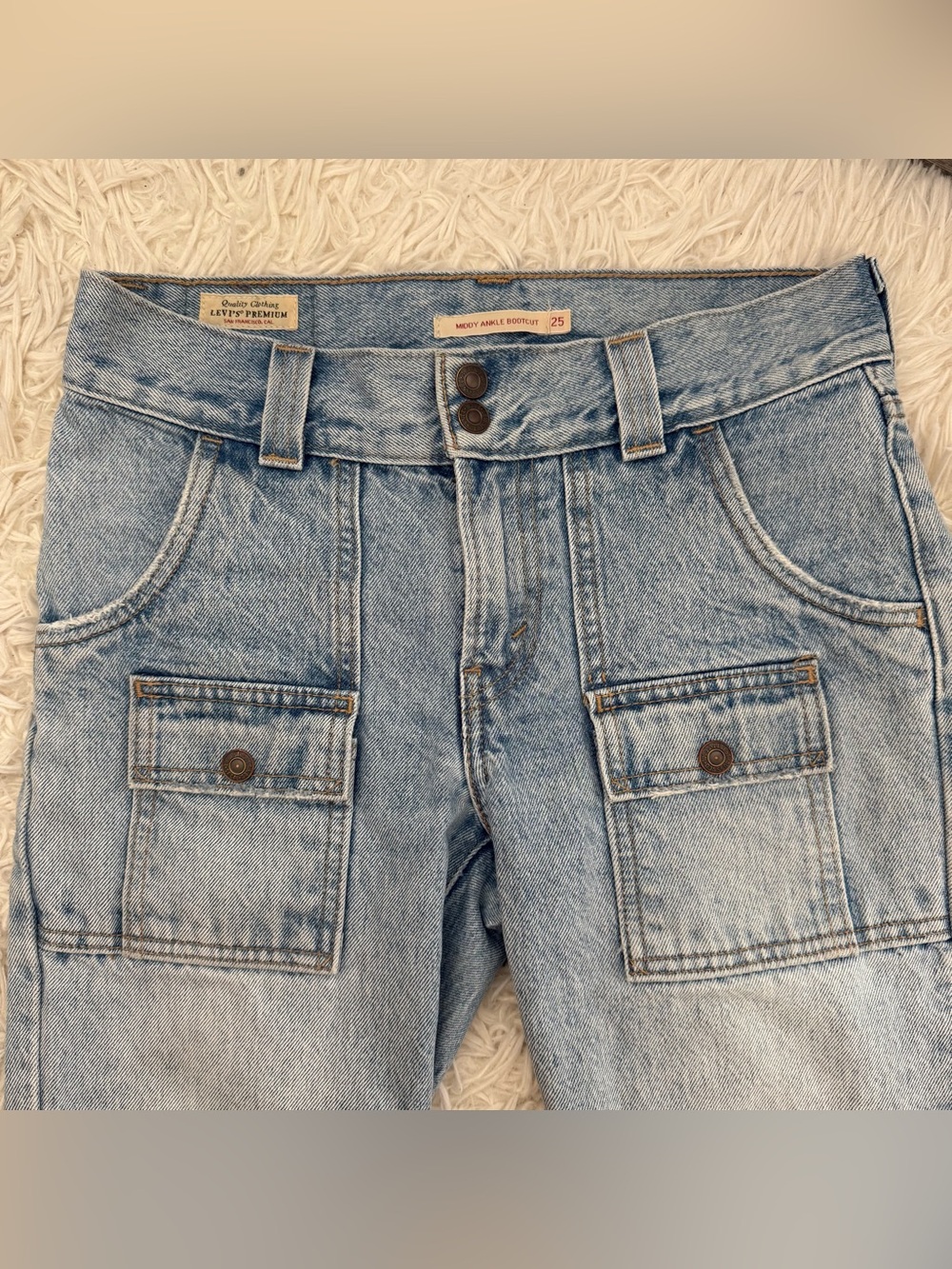 Levi's Light Blue Middy Ankle Bootcut Jeans gives cute y2k look